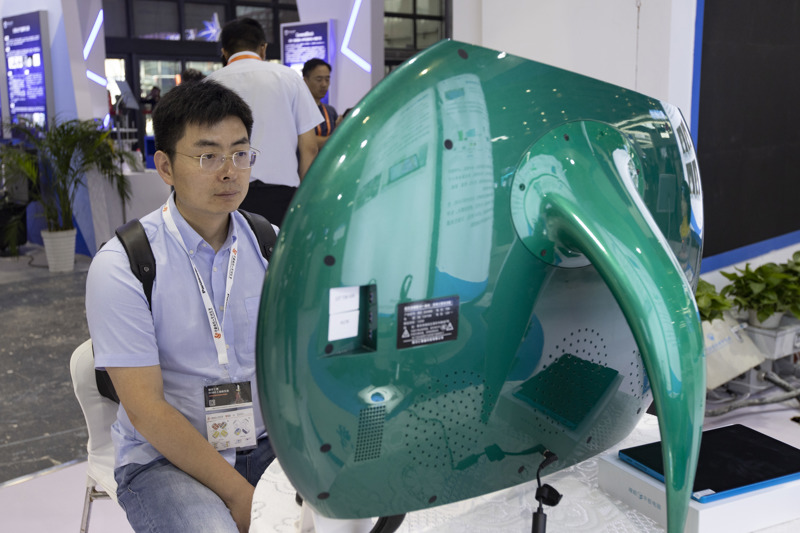 观众在体验上海理工大学研发的一款裸眼3D系统。