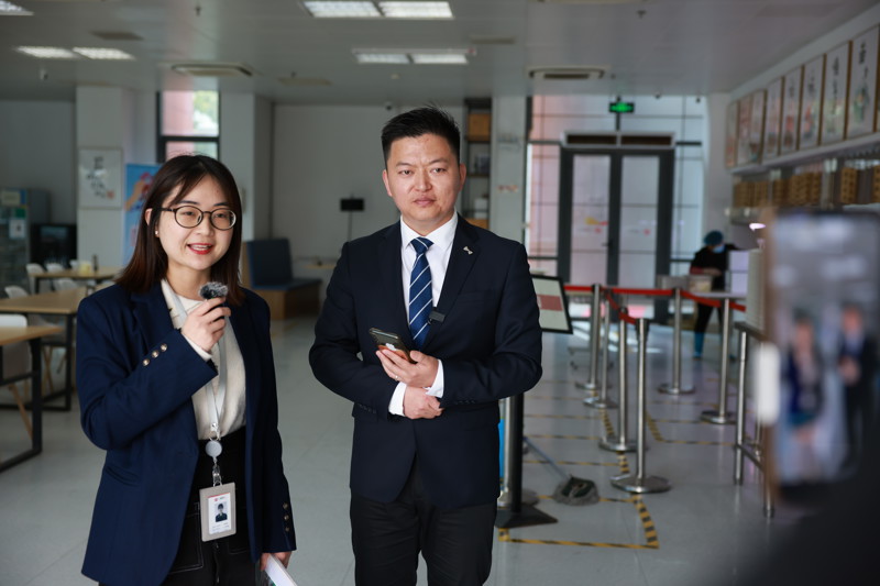 居委会工作人员与企业一起进行“直播带岗”