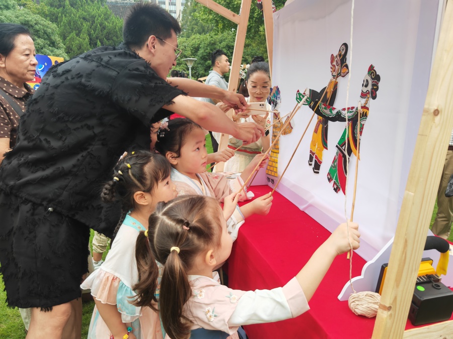 孩子们在老师带领下体验皮影戏  李宝花 摄