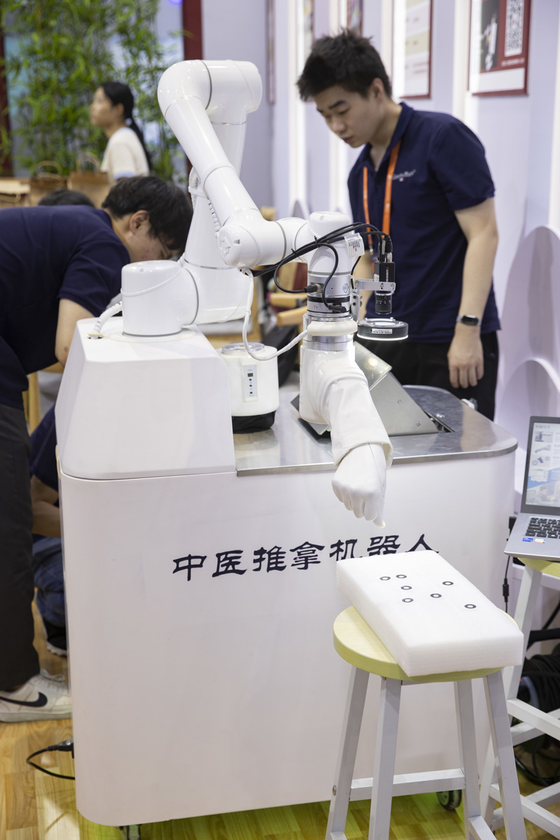 由上海中医药大学研发的中医推拿机器人。